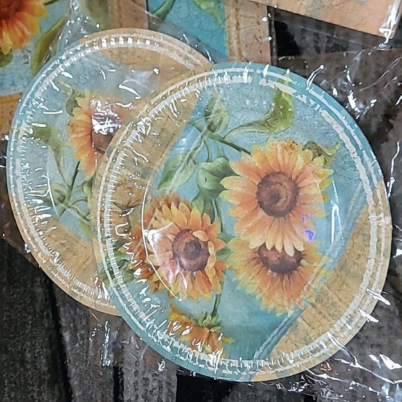 SUNFLOWER 🌻 MATCHING DISPOSABLE TABLE SETTINGS PARTY SUPPLIES SEVERS 8 P - Picture 2 of 8